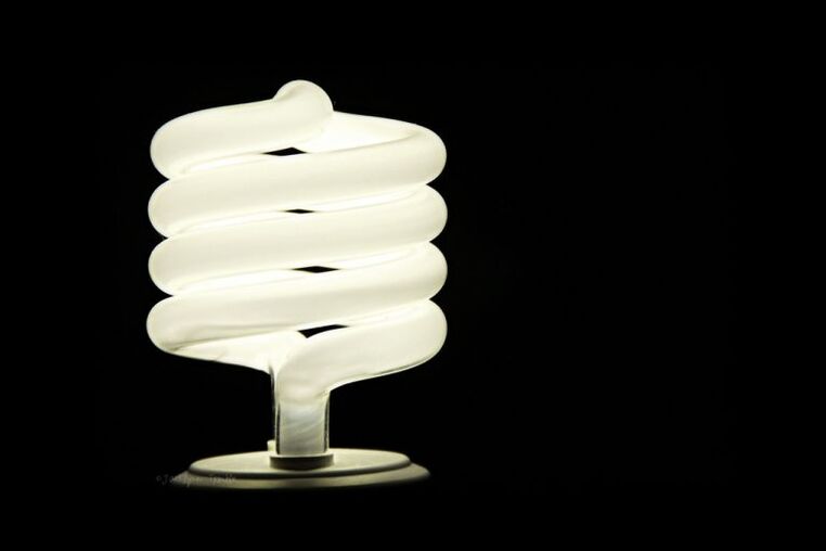Lampada a risparmio energetico per risparmiare elettricità